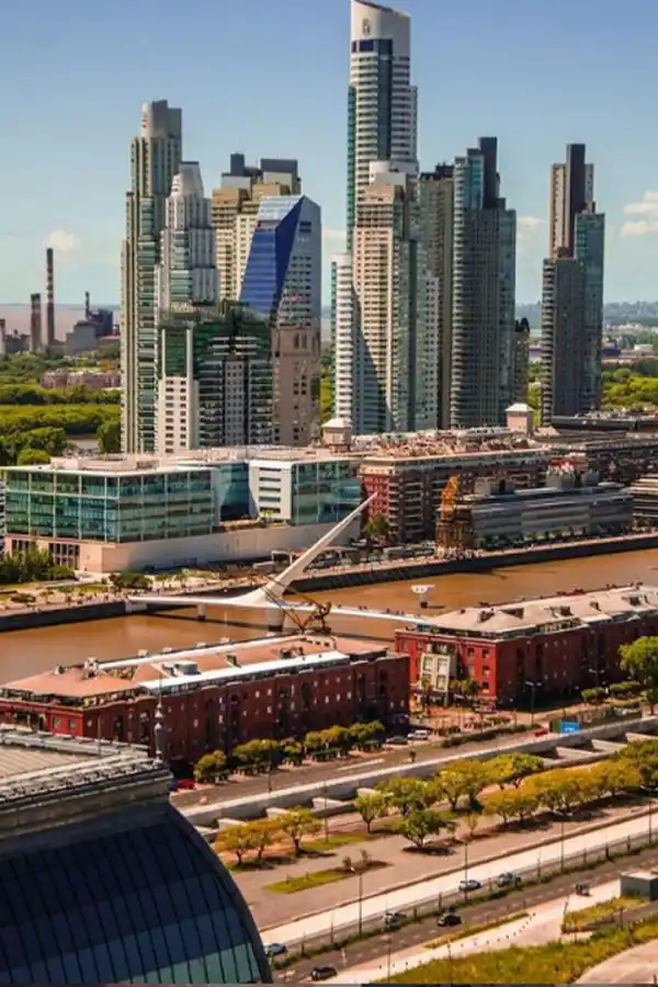 @LIKEBUENOSAIRES. La imagen muestra la vista desde Trade, un bar con terraza que ofrece una panorámica espectacular de Puerto Madero y el Puente de la Mujer.
