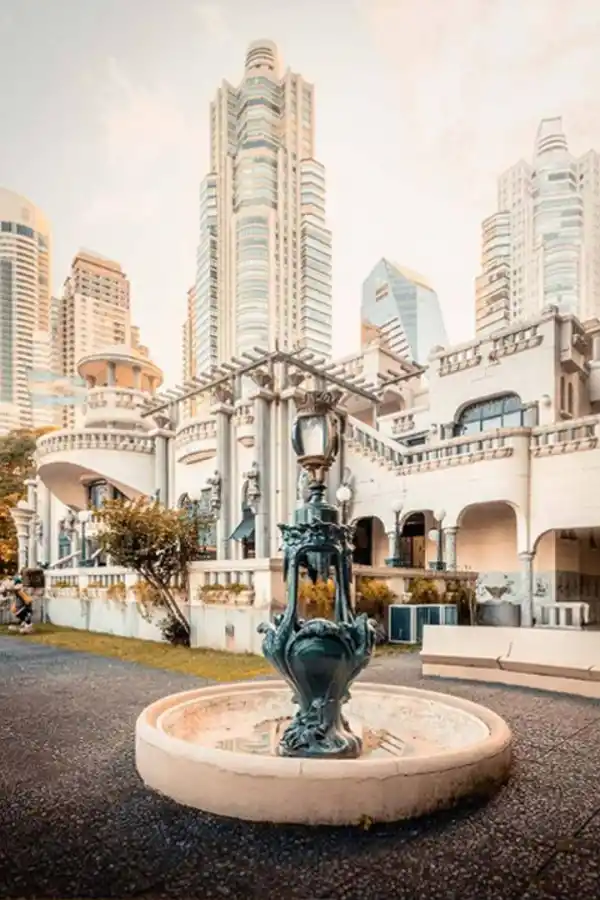 @BUENOSAIRES.AR. Edificio de la Cervecería Munich, construida en 1927, en Puerto Madero. Desde 2012 funciona allí el Museo del Humor. Es una de las joyas arquitectónicas de la ciudad.