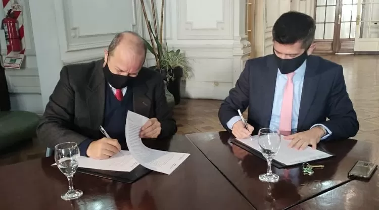 CONVENIO. Mignone y Giobellina, en la firma del acuerdo. Foto: Comunicación Pública.