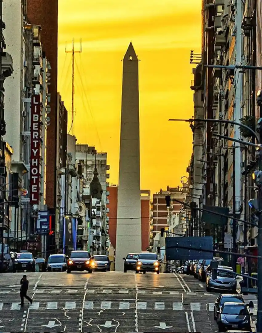 @BUENOSAIRES.AR. Es una de las cuentas más seguidas y es la primera declarada de Interés Cultural por la Legislatura porteña. Muestra edificios y escenas típicas de la vida en Buenos Aires, desde puntos de vista novedosos y con reflexiones que sorprenden.