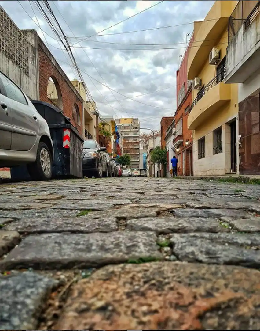 @PASAJESBA. Es la cuenta más reciente, que fue creada durante la pandemia, en junio. Muestra exclusivamente pasajes de la ciudad de Buenos Aires, y la administra la fotógrafa aficionada Patricia Álvarez, enamorada de estos rincones.