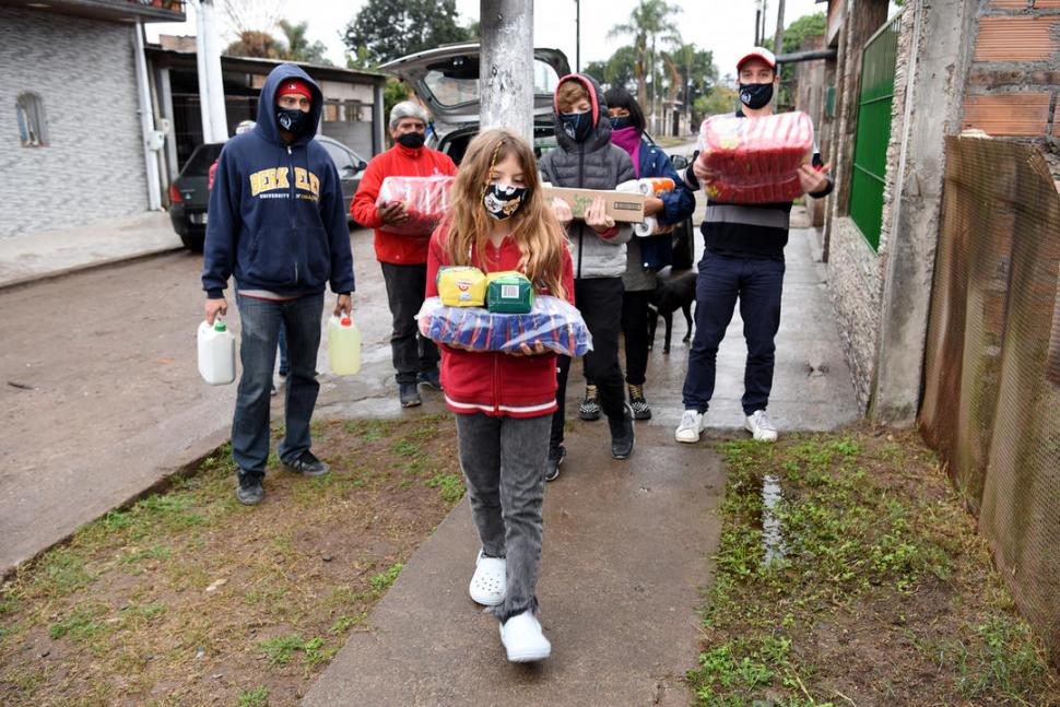 DONACIONES. Los chicos de la Asociación Tucumana de Skate hicieron su aporte. 