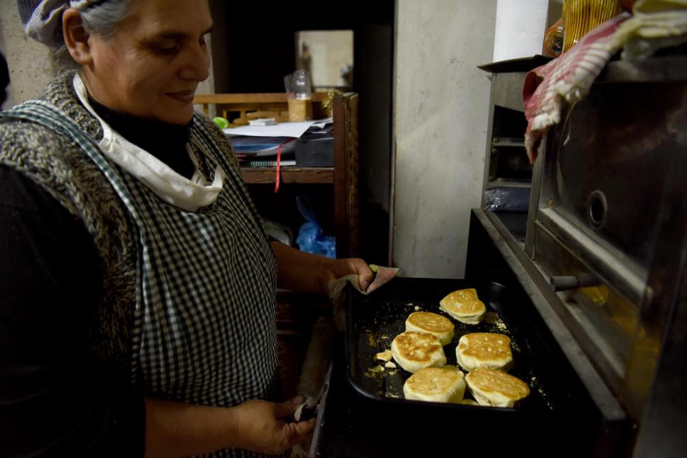 COCINERA. Julia es la encargada de la cocina y una experta amasadora de panes. 