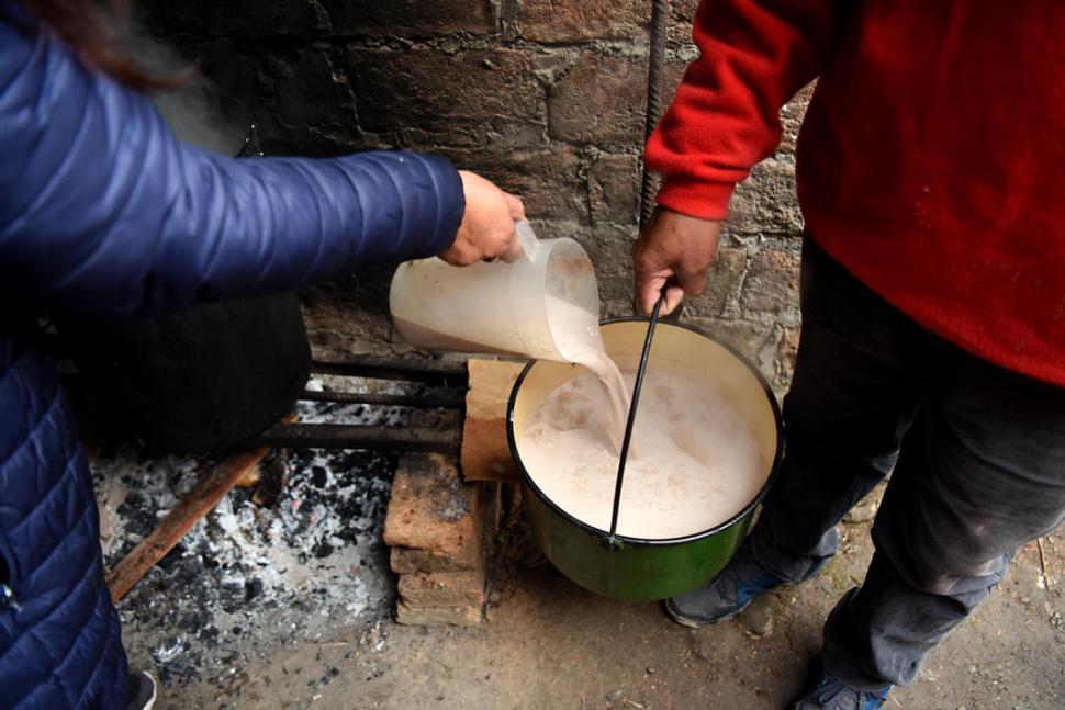 MERIENDA. Cuando hace frío -y cuando hay leche- reparten chocolate caliente.