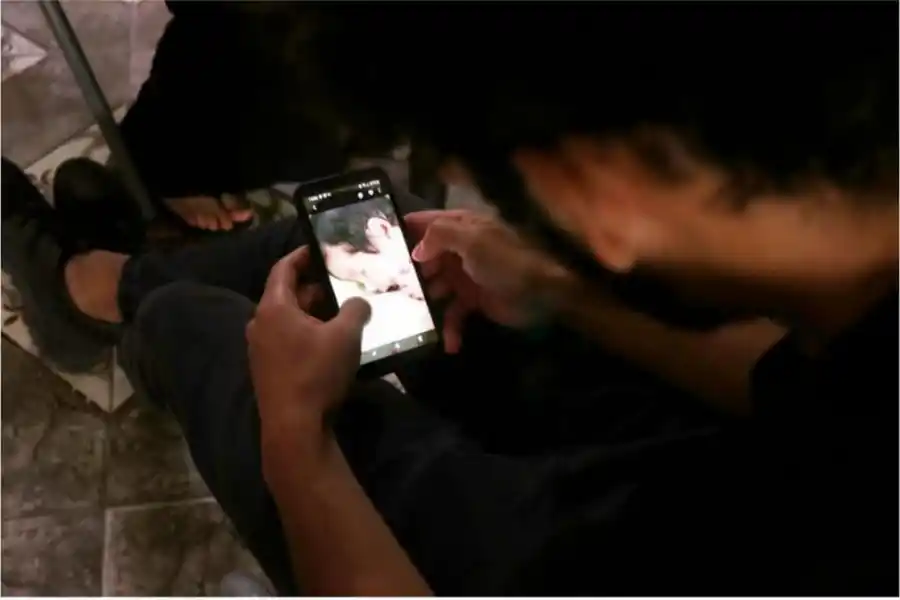 MERCEDES SALGUERO. La pantalla del celular es protagonista de la vida.