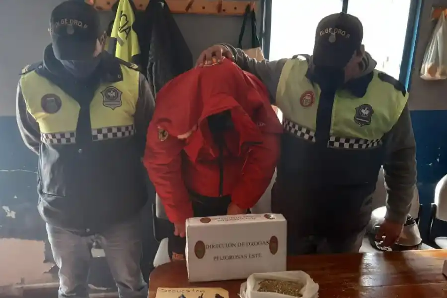 Intentó ingresar droga en un paquete de yerba en la comisaría de Alderetes y quedó detenido