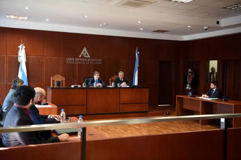AUDIENCIA DE LA CAUSA “BUSSI”. El juez Pedicone habla en presencia del secretario Valladares y de las partes. la gaceta / foto de Analía Jaramillo
