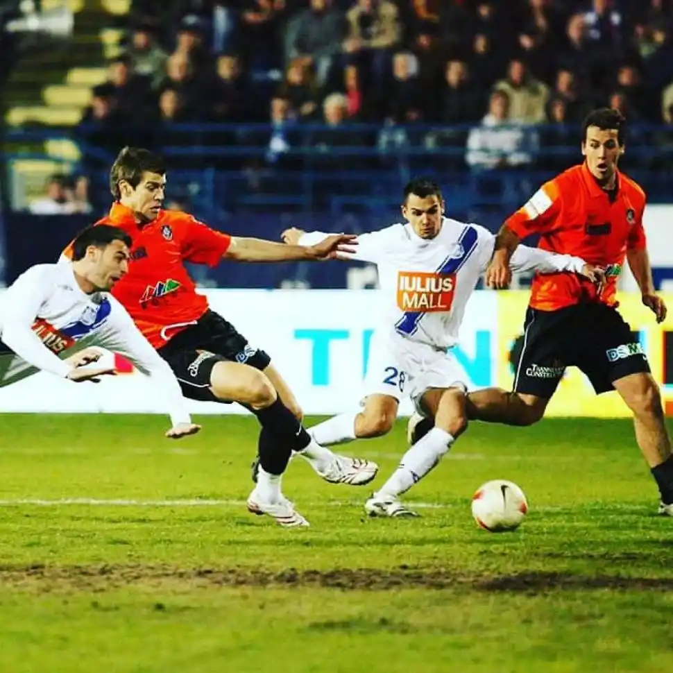 SU PASO POR EUROPA. El tucumano jugó en Rumania, Bélgica y Turquía. Participó en la Liga de Campeones.   