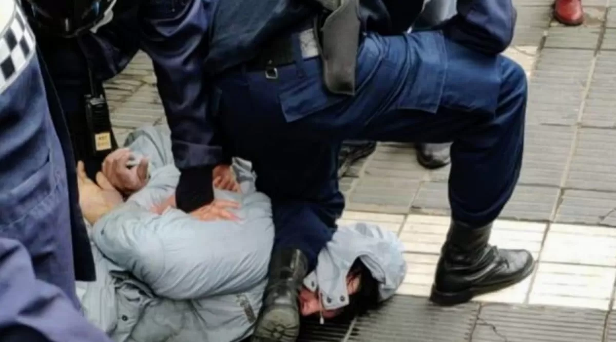 POLÉMICA. Un efectivo policial apoya su rodilla sobre el cuello de Nadal, a quien acusaban por un robo.  