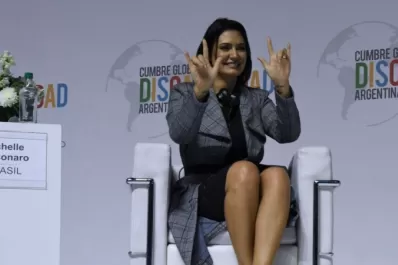 Alerta en Brasil: la esposa de Bolsonaro dio positivo para coronavirus