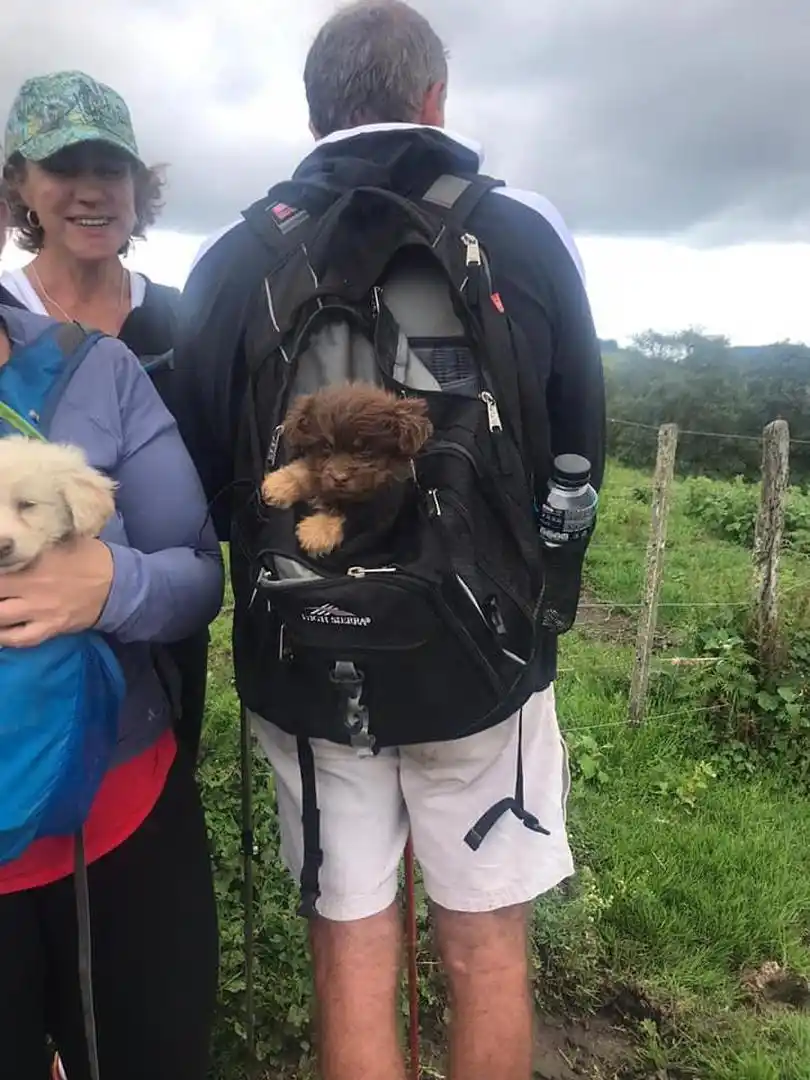 EN UN PASEO. Armando Pérez de Nucci carga a Melba.