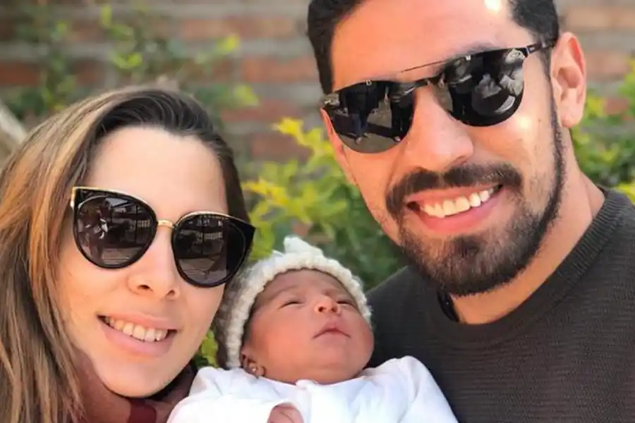FELICIDAD. Marcelo y Lourdes junto con su hija Alma, que nació el 17 de julio.  
