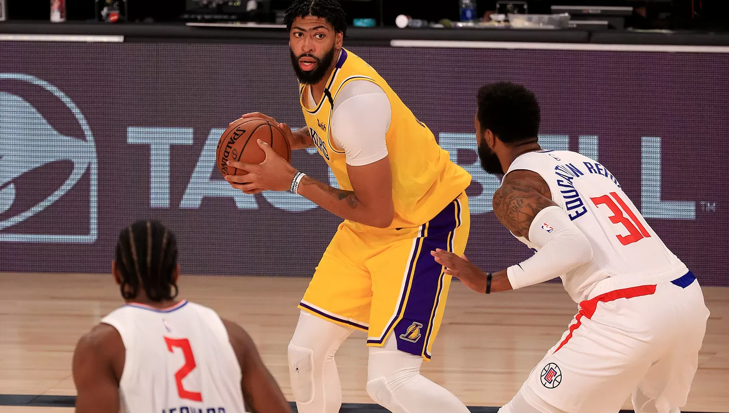 Los Clippers no pudieron frenar a Anthony Davis, figura en los Lakers. (Reuters)