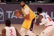 Con un doble de James, los Lakers se quedaron con el clásico angelino