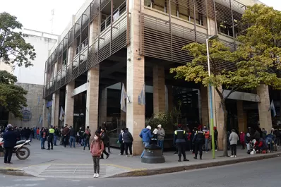 La city bancaria, con varios policías en las veredas para marcar la distancia social