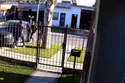 Video: el desesperante momento en que le roban el auto a una mamá con su hijo dentro