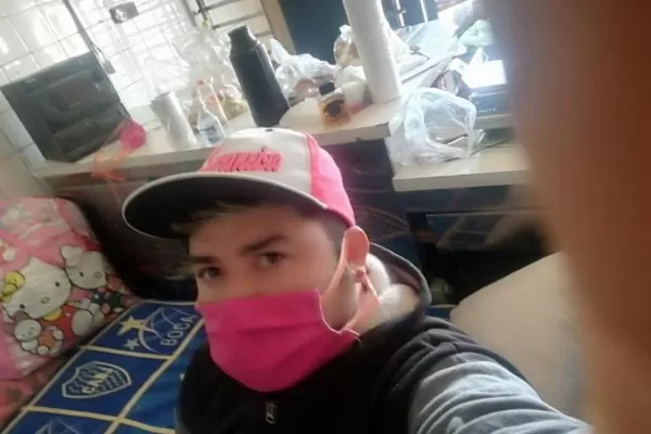 Es panadero, quedó en el cerrojo y ahora vive en el local