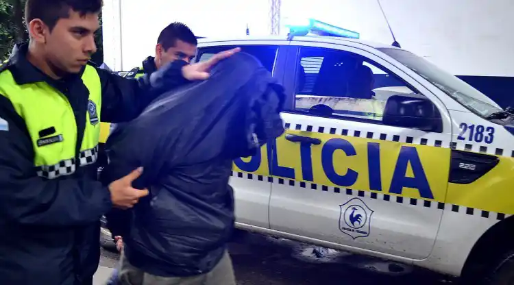 DETENIDO. El policía retirado es aprehendido por vender turnos. Foto: Comunicación Pública