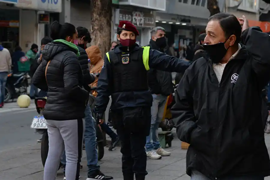 La city bancaria, con varios policías en las veredas para marcar la distancia social