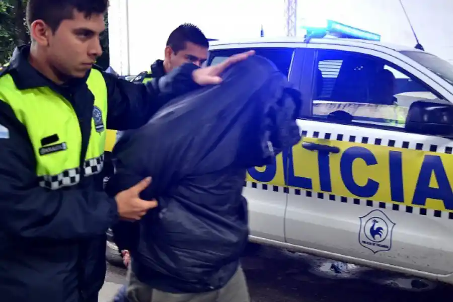 DETENIDO. El policía retirado es aprehendido por vender turnos. Foto: Comunicación Pública