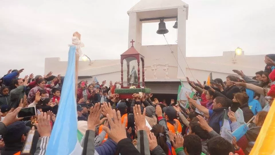 ANTES DEL COVID-19. La fiesta religiosa convocaba a cientos de creyentes en Huachana. Foto: Noticias del Estero