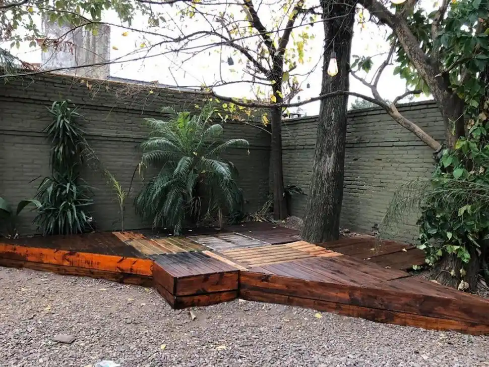 OPCIONES. En el fondo habrá un pequeño escenario y adentro, una sala.