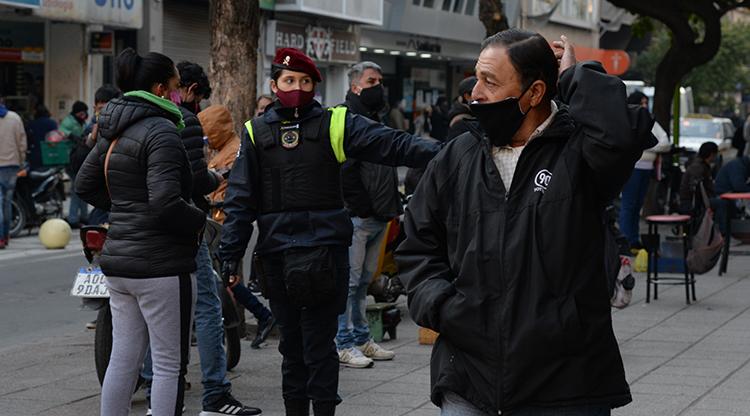 La city bancaria, con varios policías en las veredas para marcar la distancia social