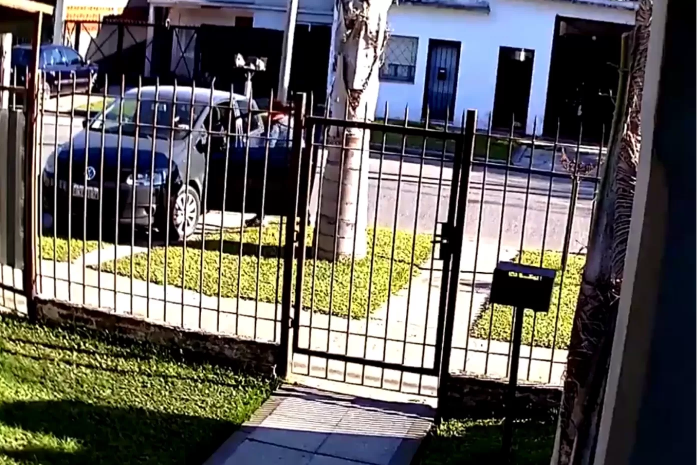 EL MOMENTO DEL ASALTO. Los delincuentes abordan el auto con el niño dentro. Captura de Video
