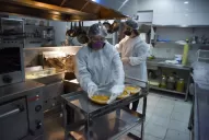 Desde un hotel en crisis por la pandemia reparten un “guiso solidario”