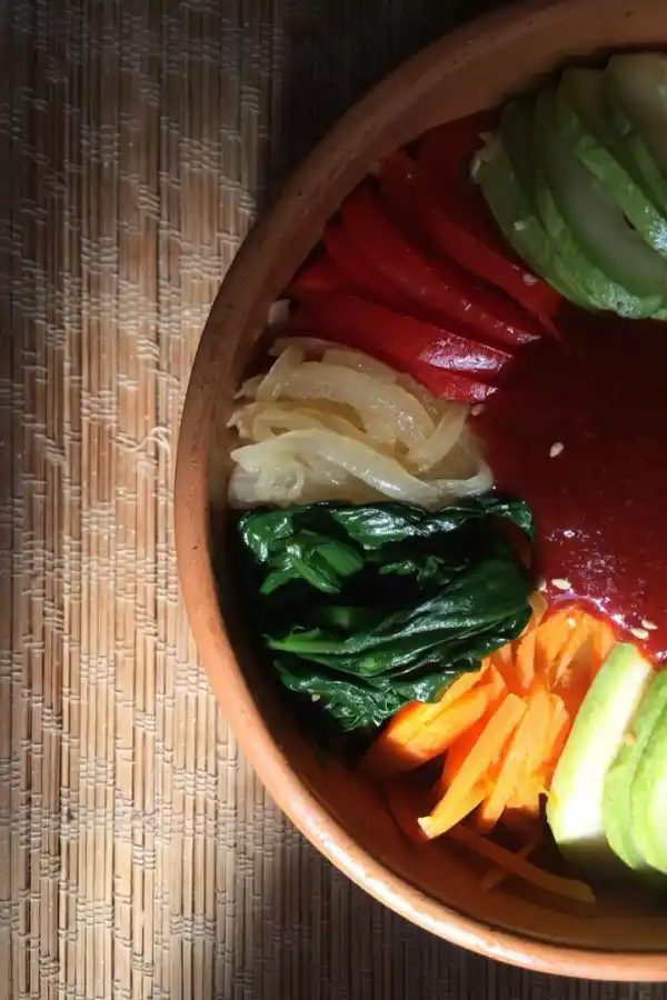 BIBIMBAP. Verduras salteadas con salsa picante gochujang. 