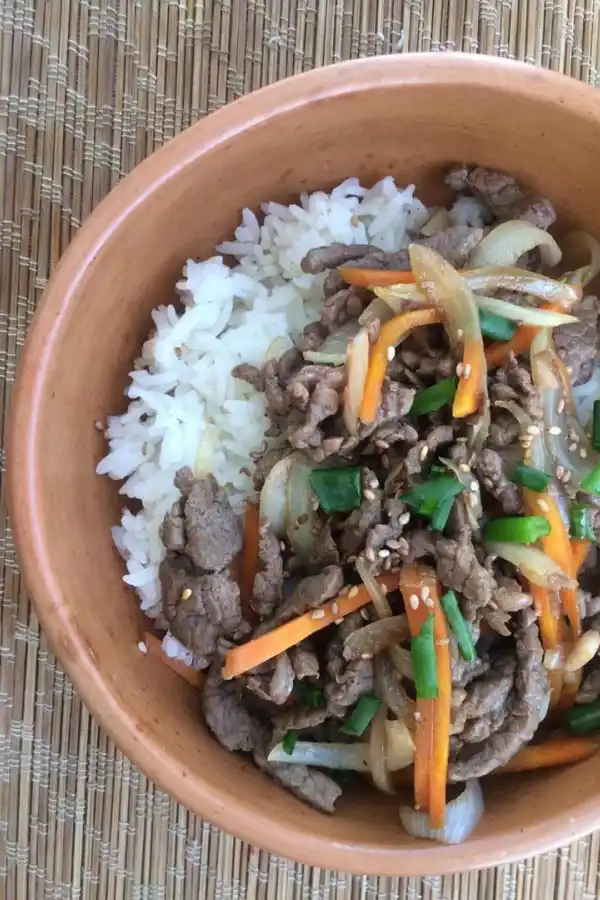 BULGOGI. Carne marinada, salteada con verduras y servida con arroz.
