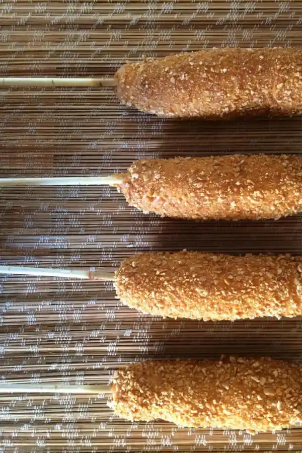 HATTOGU. Hotdogs coreanos: salchicha en masa rebozada y frita.