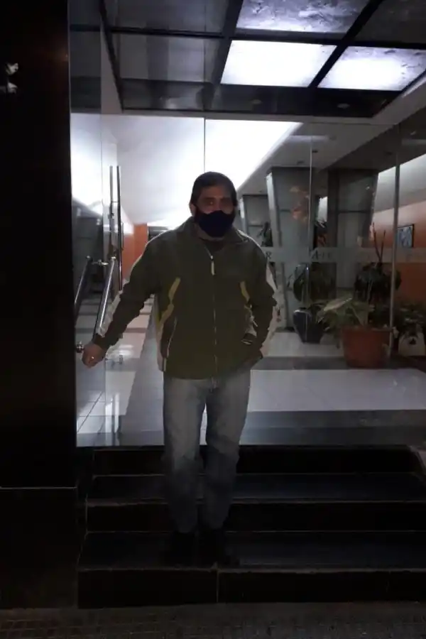 LA VIDA SIGUE DESPUÉS DEL FÚTBOL. Fabio Caraccio es portero de un edificio.