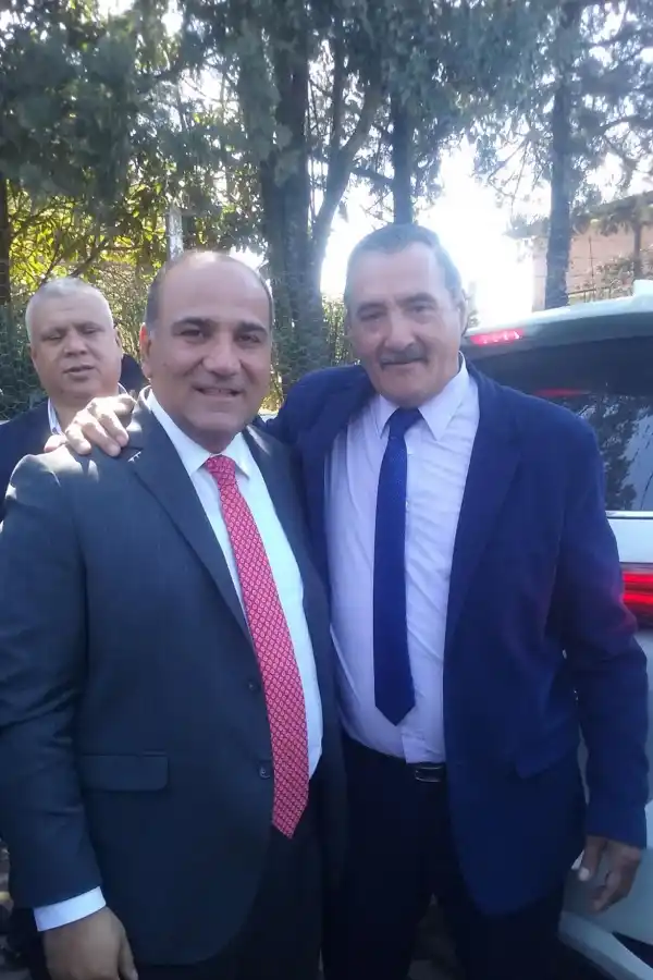 CON EL GOBERNADOR. El comisionado Díaz, junto a Juan Manzur. Facebook Comuna La Esperanza