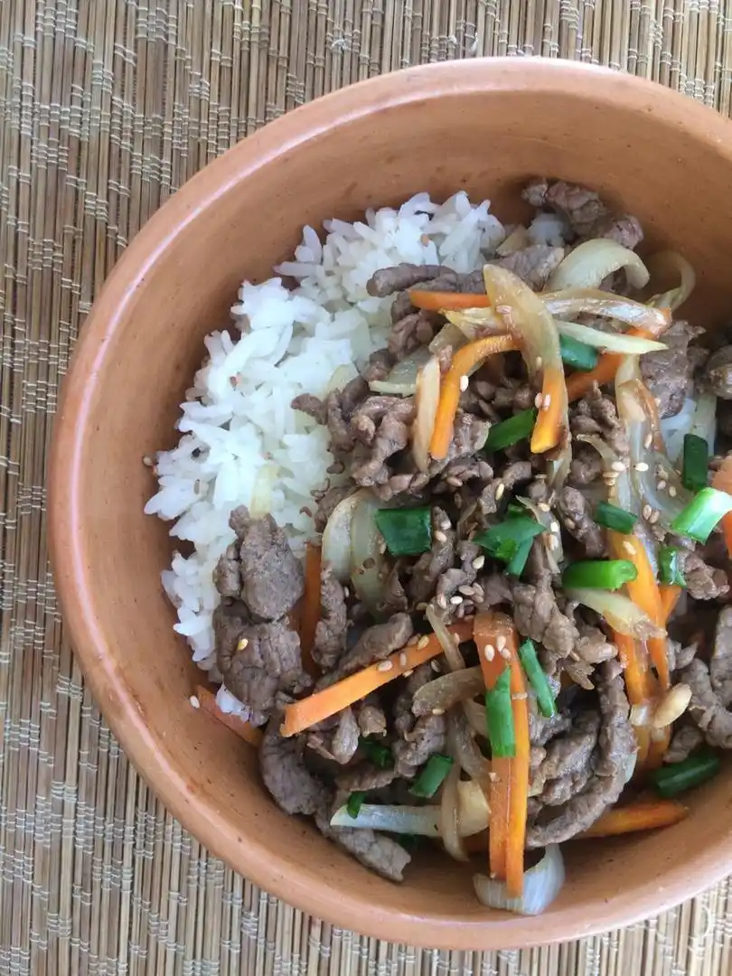 BULGOGI. Carne marinada, salteada con verduras y servida con arroz.