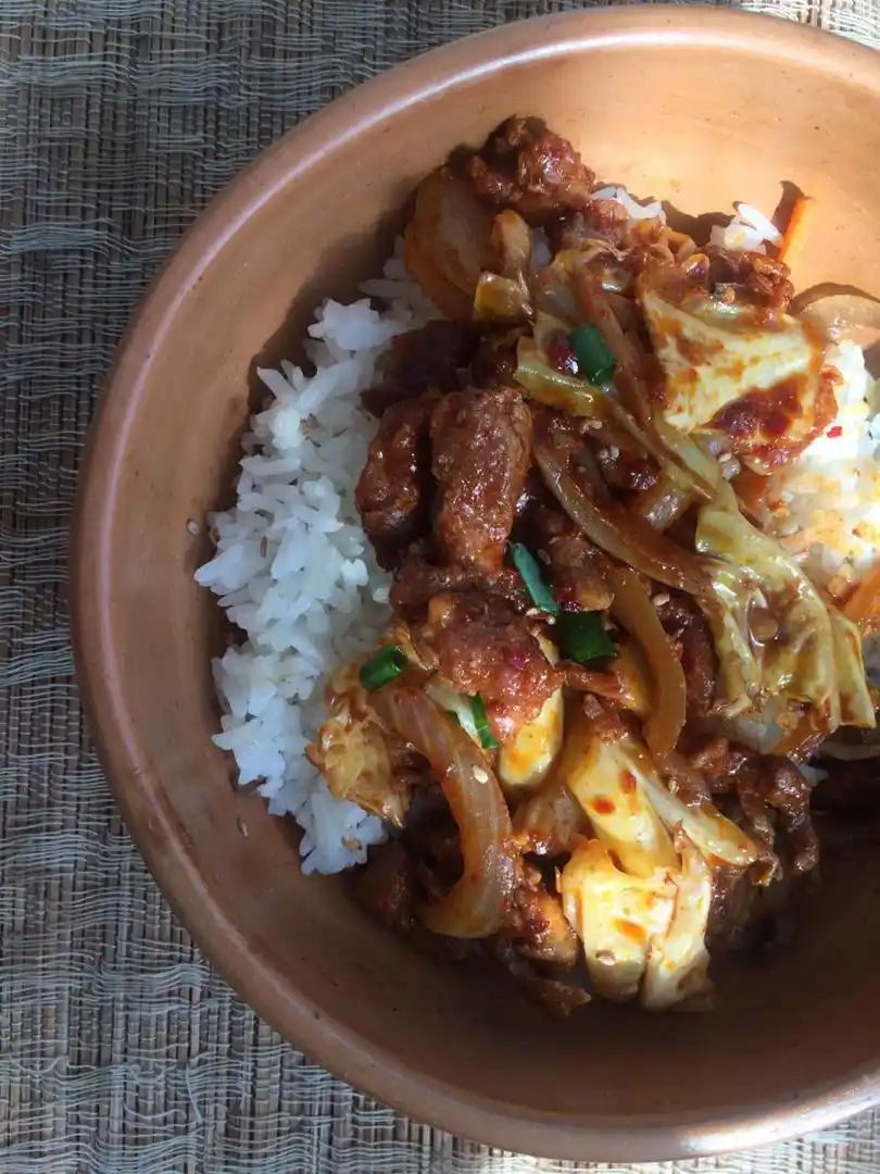 JEYUK. Cerdo salteado con arroz y kimchi. Sabroso, intenso y picante.