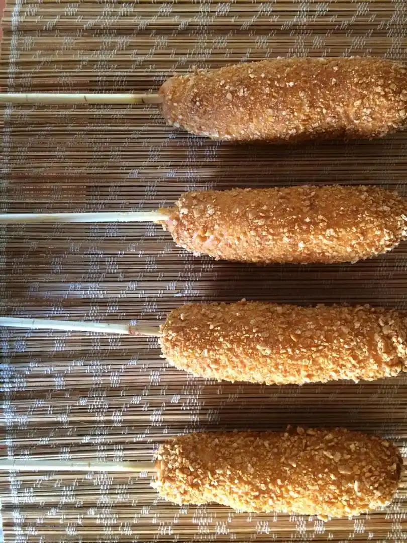 HATTOGU. Hotdogs coreanos: salchicha en masa rebozada y frita.