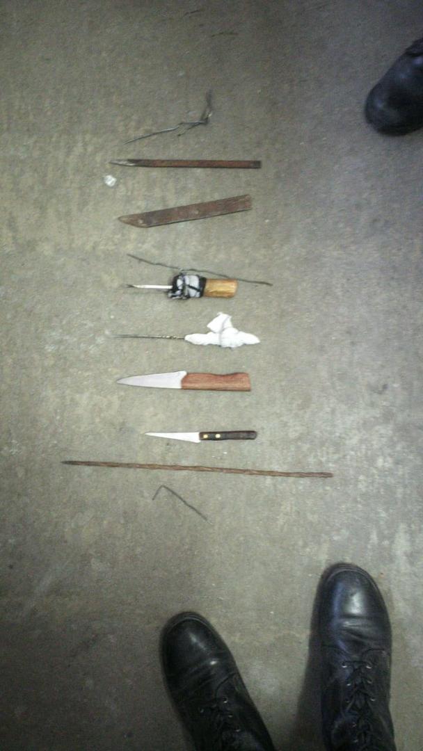 ARMAS. En la requisa se secuestraron cuchillos, dagas y otras “puntas”.  