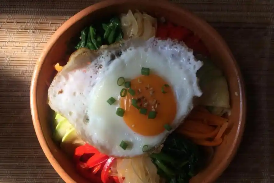 BIBIMBAP CON HUEVO AL VAPOR. La clave de este plato es la presentación de los vegetales y sus colores.