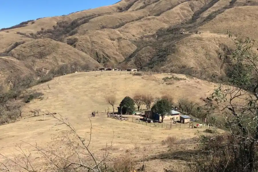 CASERÍO. Al caminar, las casas aparecen en los faldeos del Cabra Horco.
