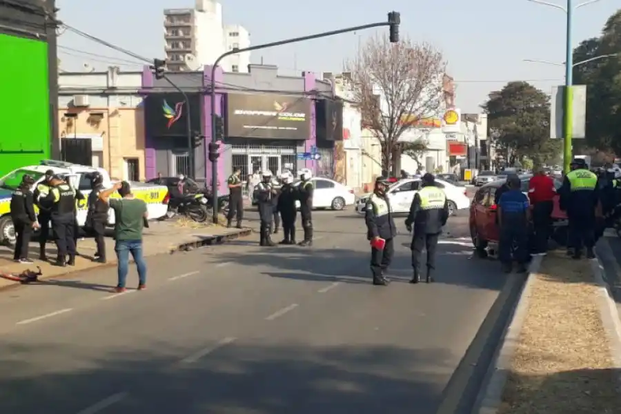 Accidente en Mitre y San Juan: difunden el video del momento en que colisionan los vehículos
