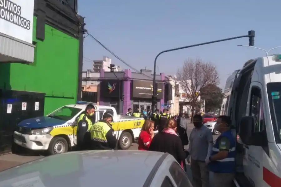 Accidente en Mitre y San Juan: difunden el video del momento en que colisionan los vehículos