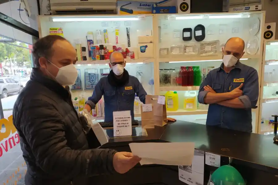 EN LOCALES. Recorrieron negocios para controlar el cumplimiento de los protocolos. Foto: Municipalidad de YB