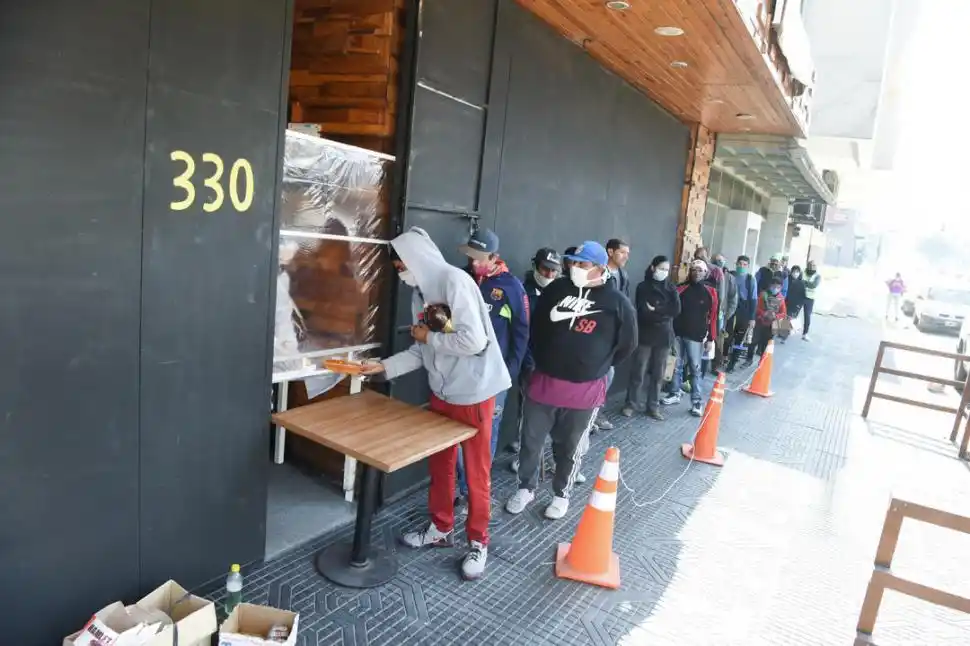  EN LA COCINA. Dos de los tres gerentes que motorizan el guiso solidario (el otro distribuye) preparan las raciones que se distribuyen entre ancianos, familias indigentes y chicos que, habitualmente, piden en los semáforos. la gaceta / fotos de Analía Jaramillo