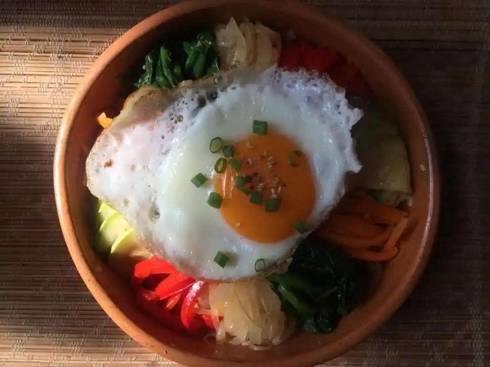 BIBIMBAP CON HUEVO AL VAPOR. La clave de este plato es la presentación de los vegetales y sus colores.