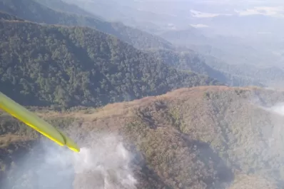 Con el avión hidrante, intentan contener un incendio a 1.500 metros de altura