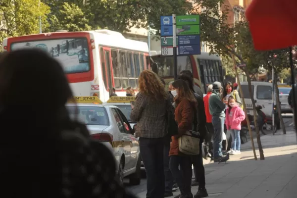 El Gobierno instó a cumplir con la ley para que los usuarios de colectivos no viajen de pie