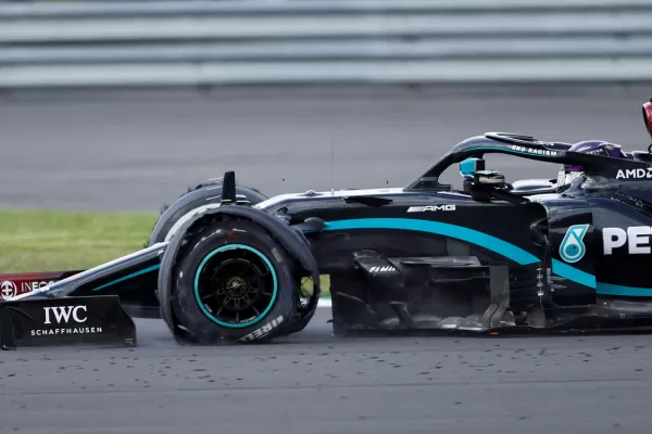 Con una goma pinchada, Hamilton cruzó la meta y alcanzó su séptimo triunfo en Silverstone