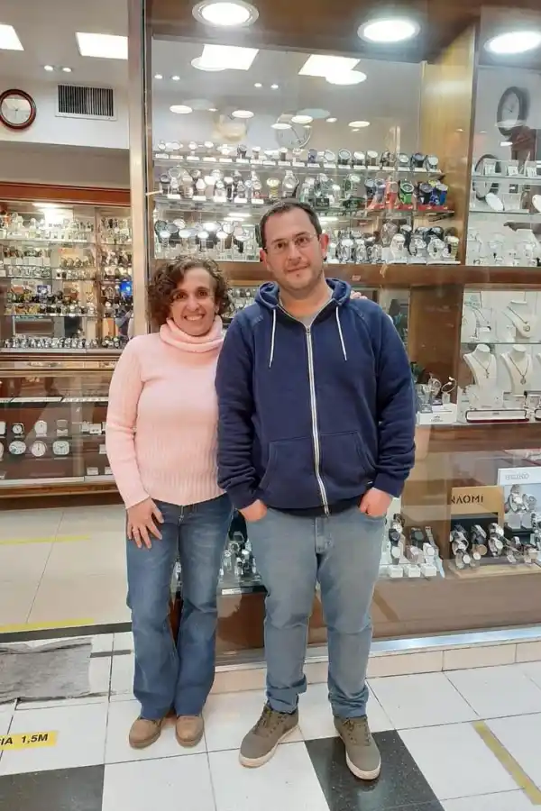 EXCELENTE RELACIÓN. Mónica y Víctor Iajya destacan la solidaridad familiar y entre los joyeros.