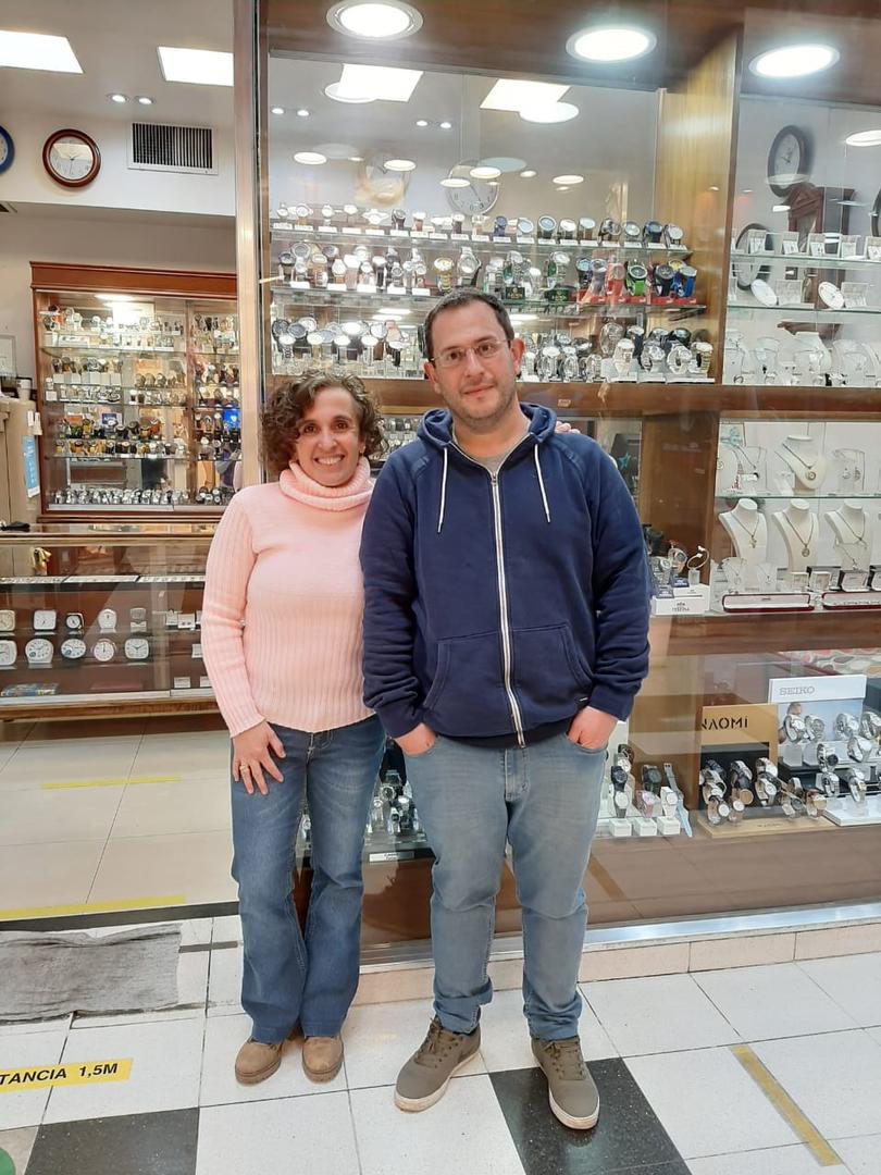 EXCELENTE RELACIÓN. Mónica y Víctor Iajya destacan la solidaridad familiar y entre los joyeros.